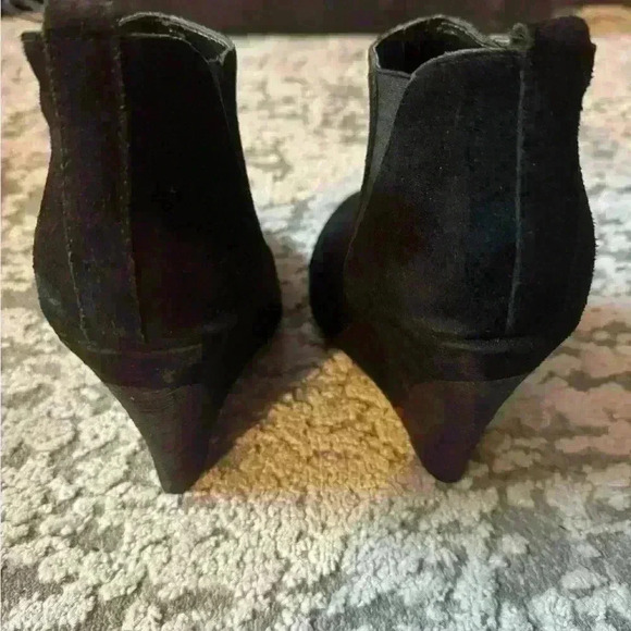 Vince Camuto Yannick Black Suede Wedge Pull On Ankle Bootie Womens 9.5 - Picture 3 of 5